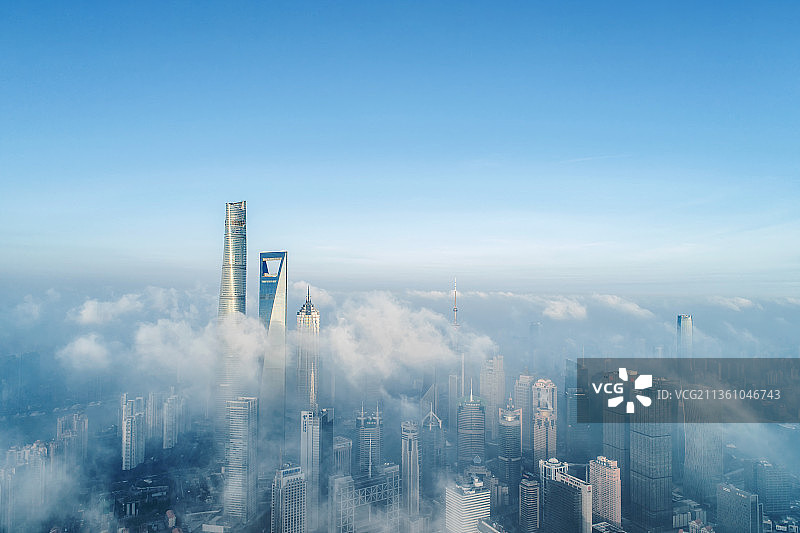 平流雾下的上海市陆家嘴建筑以及北外滩的白玉兰广场图片素材