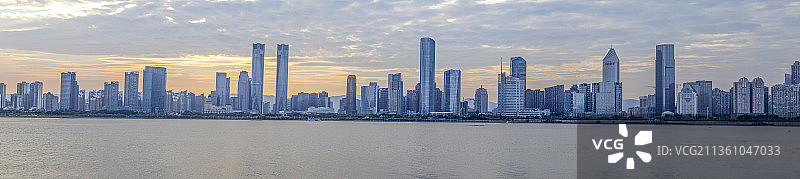 江西省南昌市城市中心白天天际线图片素材