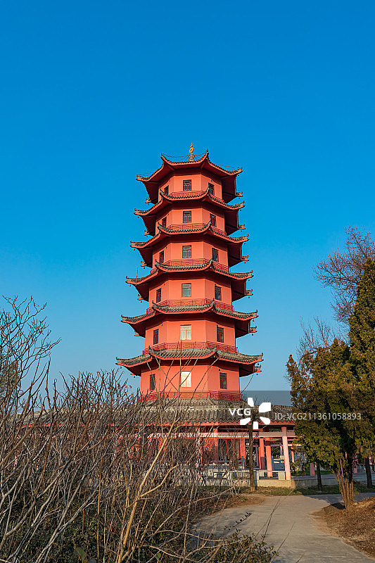 中国山东济南莱芜区红石公园里的政通人和赢盛佛塔图片素材