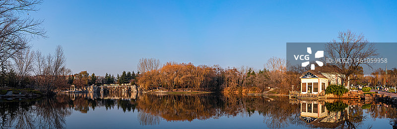 中国山东济南莱芜区红石公园里的月波湖图片素材