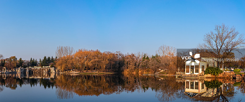 中国山东济南莱芜区红石公园里的月波湖图片素材