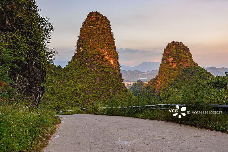 一条通向山下的道路图片素材