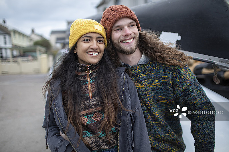 戴着绒线帽的幸福情侣图片素材