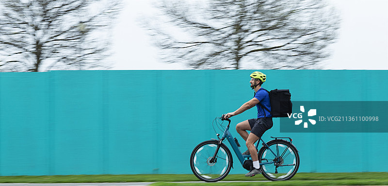 外卖员骑自行车送货图片素材