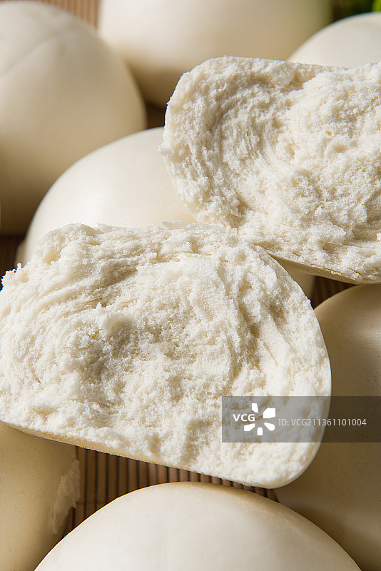 掰开的新鲜的馒头特写图片素材