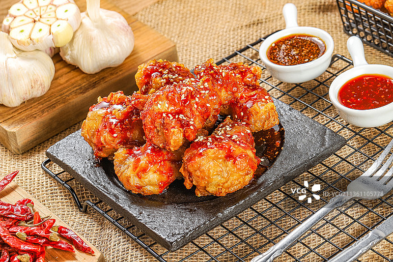 韩式炸鸡，韩式炸串，烤鸡，小吃，炸鸡，年糕图片素材