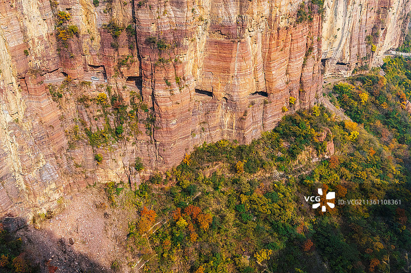 河南新乡辉县万仙山景区郭亮挂壁公路绝壁长廊秋季户外风光高视角图片素材