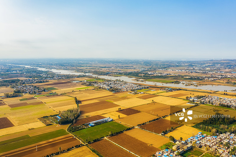 河南洛阳偃师洛河岸边丰收的田地与乡村户外风光航拍视角图片素材