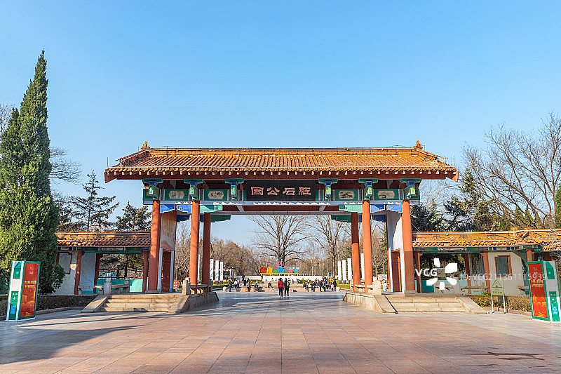 中国山东济南莱芜区红石公园的南门牌坊图片素材