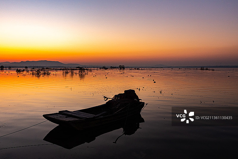 冬日晨曦中的山东济宁邹城孟子湖景观景色图片素材