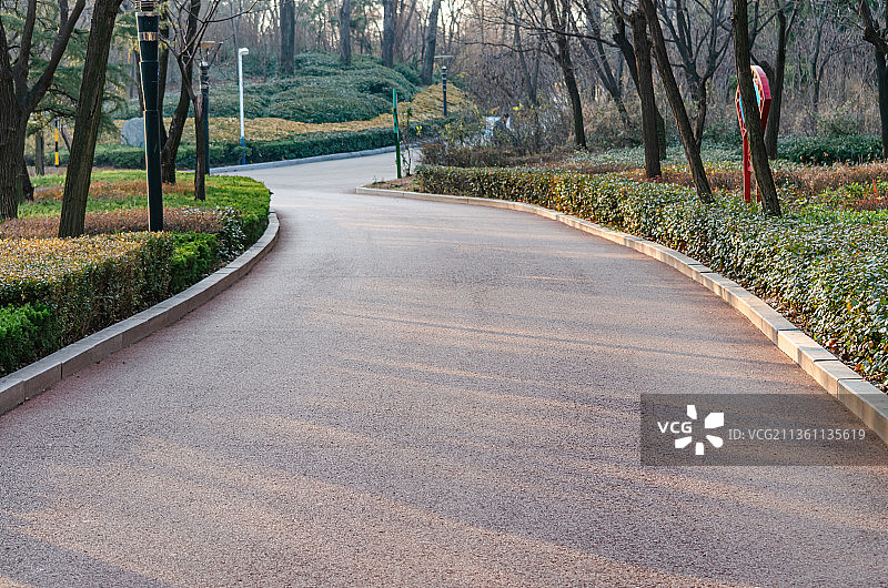 中国山东济南莱芜红石公园里的人行道图片素材