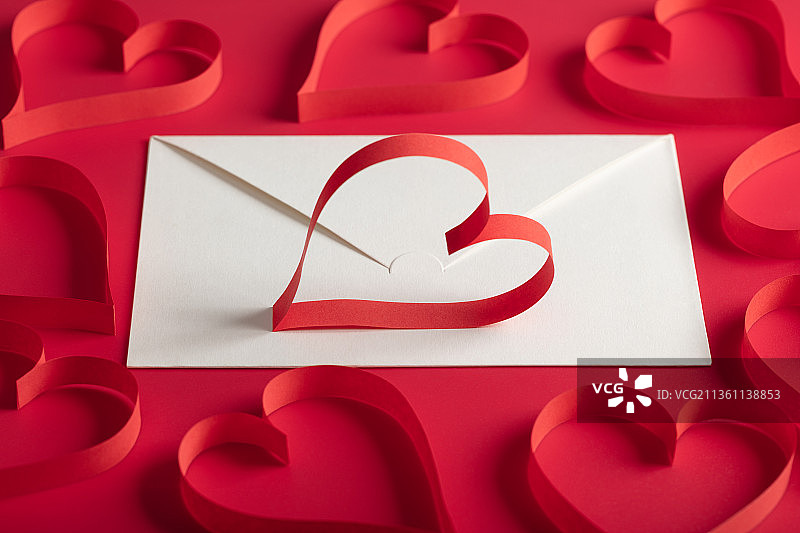 红色背景情书情人节折纸心形与信图片素材