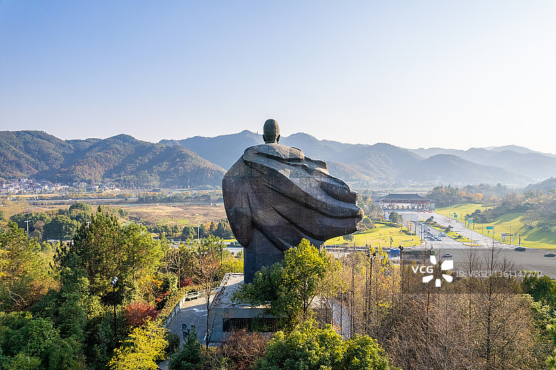 航拍临安吴越福星钱镠塑像图片素材