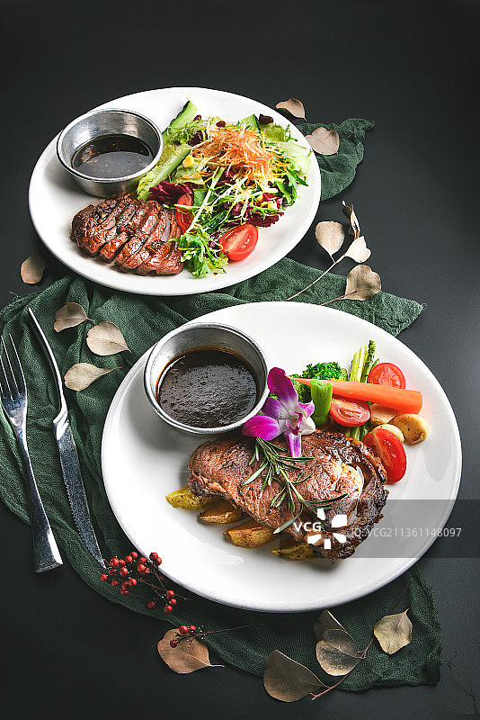 牛排与沙拉图片素材