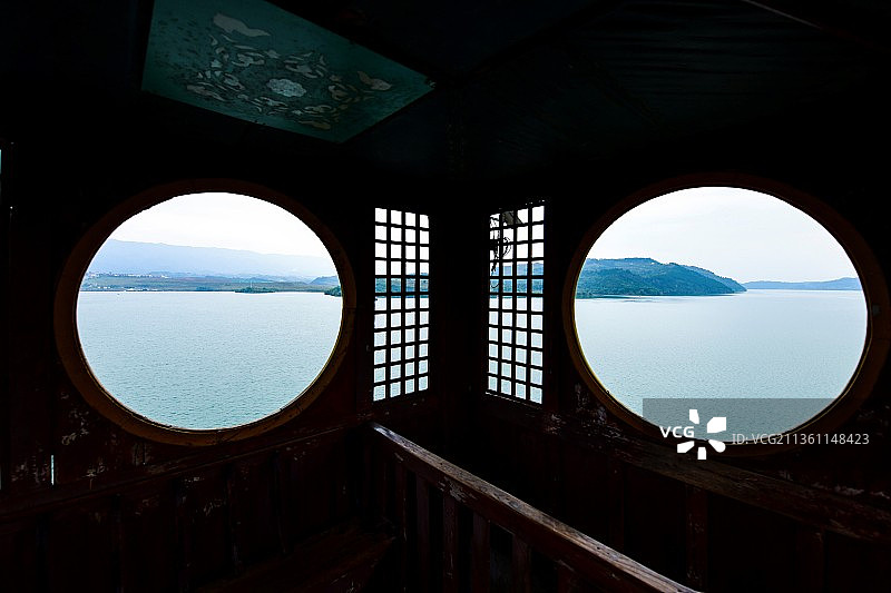 江上楼阁眺远山图片素材