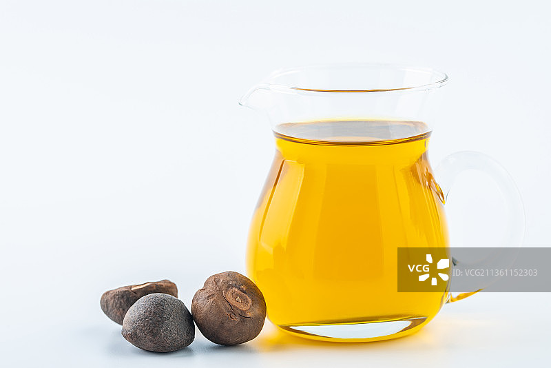 一瓶金黄色的山茶油图片素材