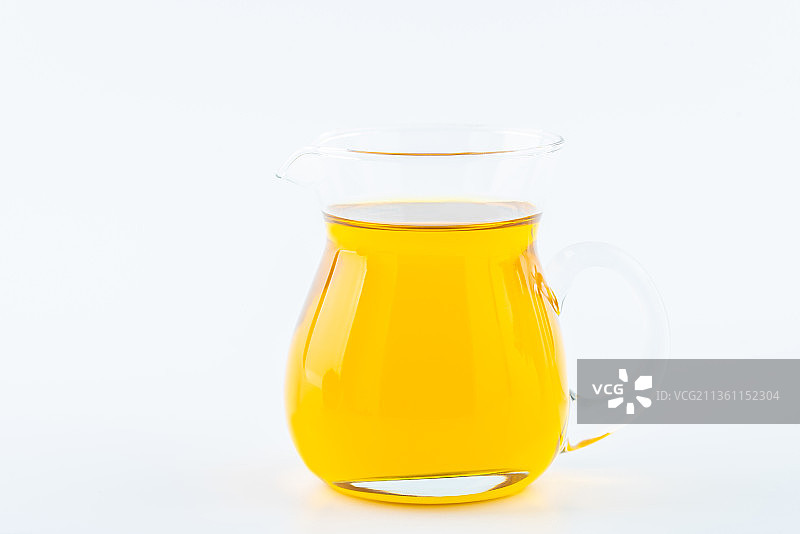 一瓶金黄色的山茶油图片素材