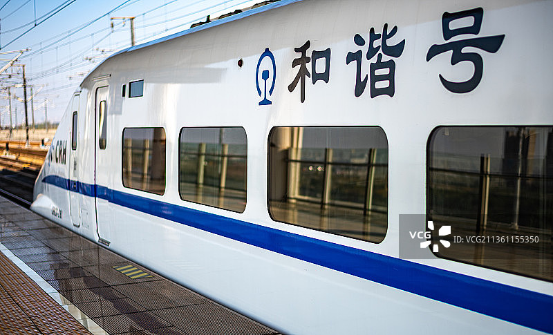停靠站台的和谐号动车组图片素材