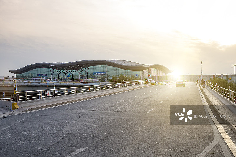 没有车空旷的新疆乌鲁木齐市地窝堡机场外公路图片素材