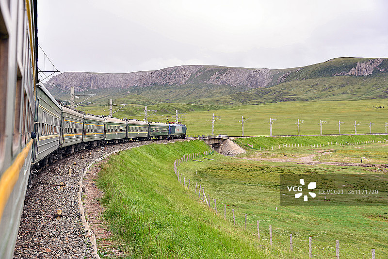 西宁-格尔木7581次运行在老青藏线关角展线上图片素材