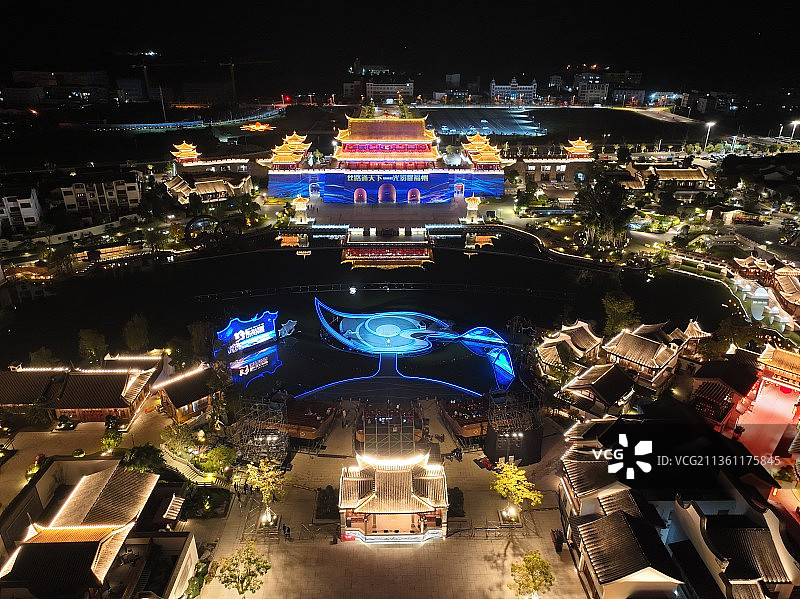 无人机视角福州闽越水镇夜景图片素材