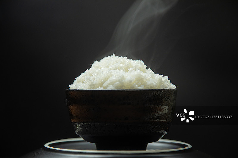 一碗冒热气的大米饭图片素材