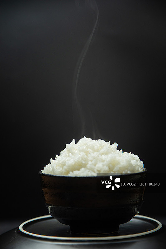 一碗冒热气的大米饭图片素材
