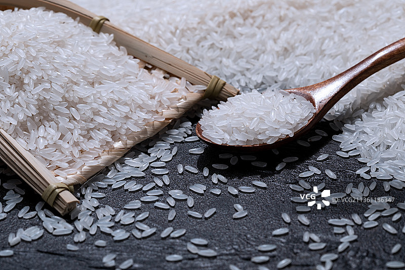 木匙里的大米图片素材