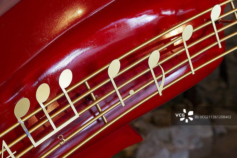 红色背景下的音符工艺品静物特写图片素材