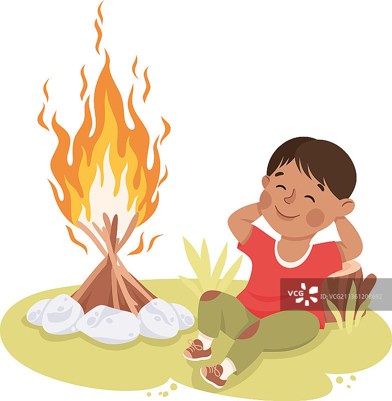 小男孩靠在篝火旁的树桩上图片素材