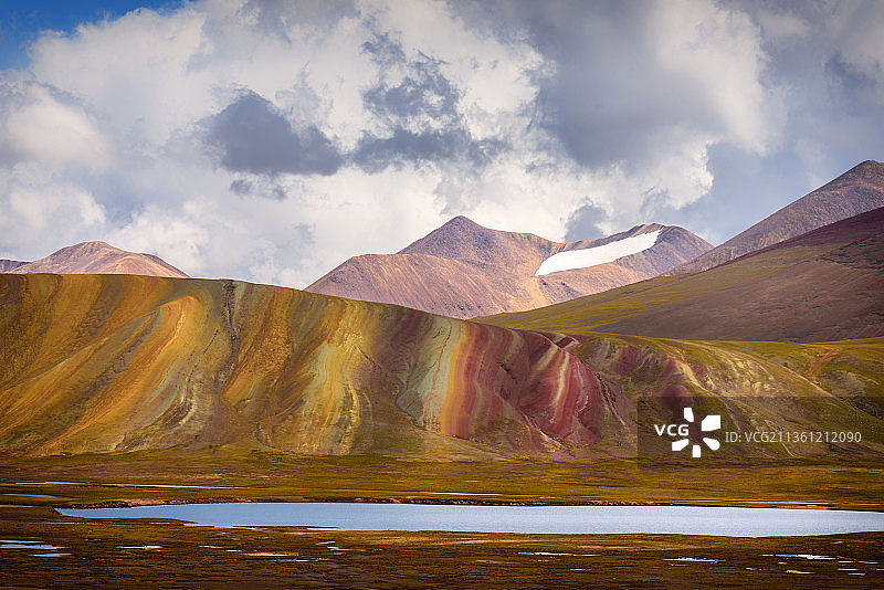 唐古拉山口的五彩山体图片素材