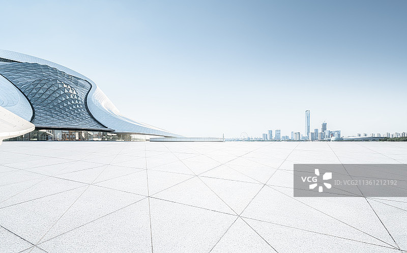 歌剧院广场与城市天际线图片素材