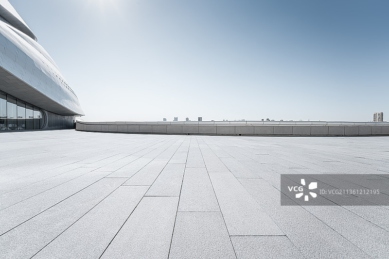 歌剧院广场与城市天际线图片素材