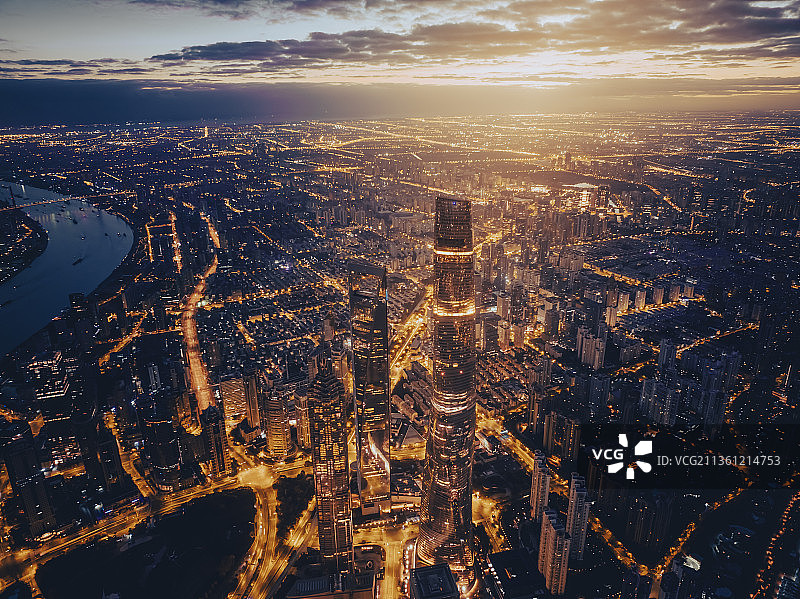 上海大城市外滩浦东地标建筑群日出金色路网阳光日光全景好天气图片素材