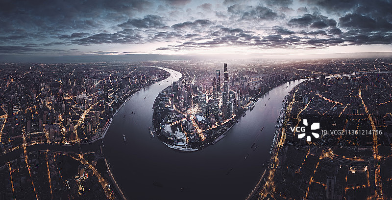 上海大城市外滩浦东地标建筑群日出金色路网阳光日光全景好天气图片素材