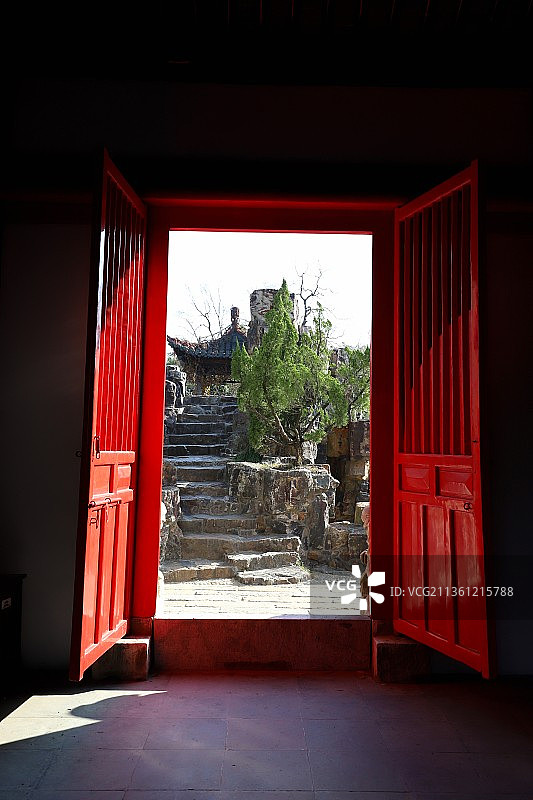 红门外的风景，拍摄于扬州瘦西湖。图片素材