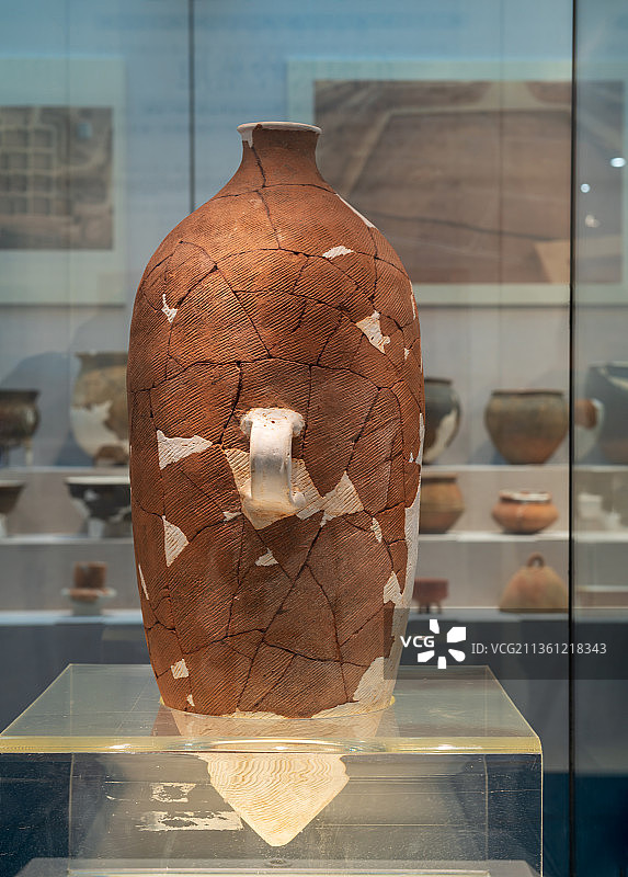 新石器仰韶文化时期陶器，红陶束腰尖底瓶图片素材