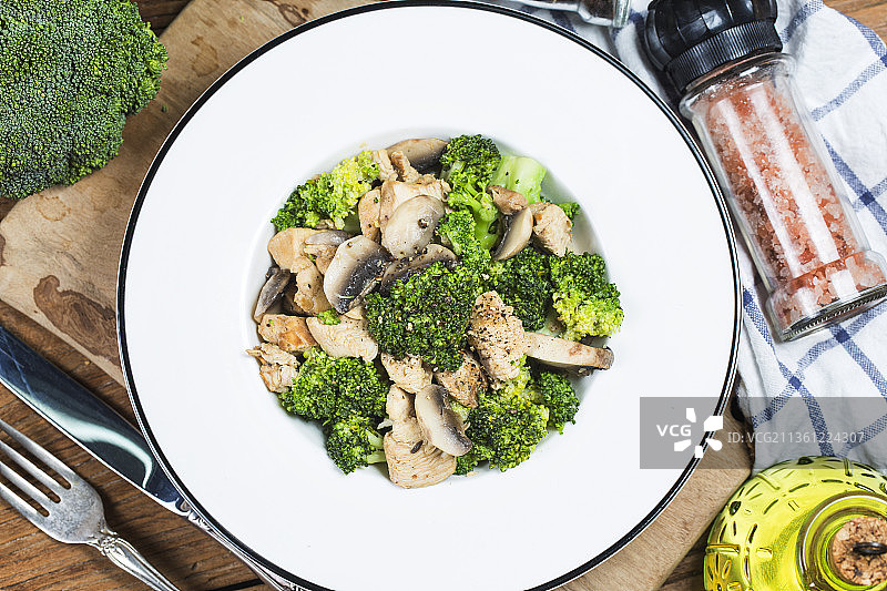 口蘑西兰花炒鸡胸肉图片素材