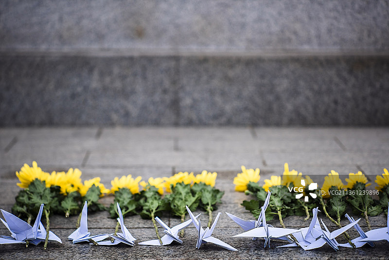 纪念碑前的鲜花和千纸鹤图片素材