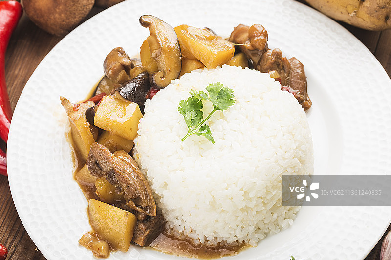 香菇土豆炖鸡肉饭图片素材