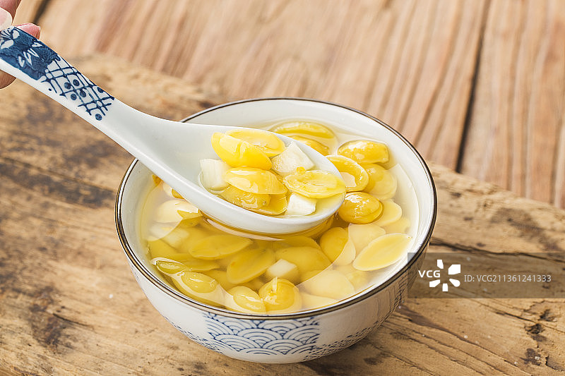 一碗潮汕特色的糖水-甜白果图片素材