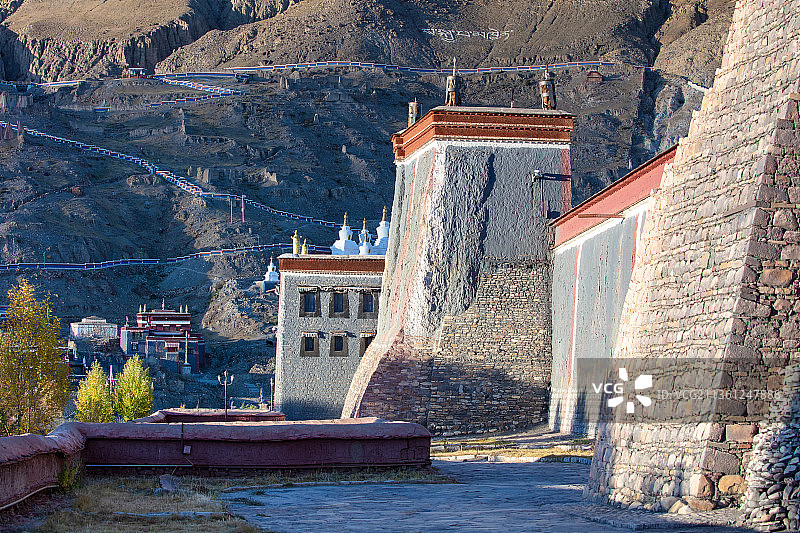 西藏日喀则萨迦寺的外围墙，远处山上是被毁的北寺遗址。图片素材