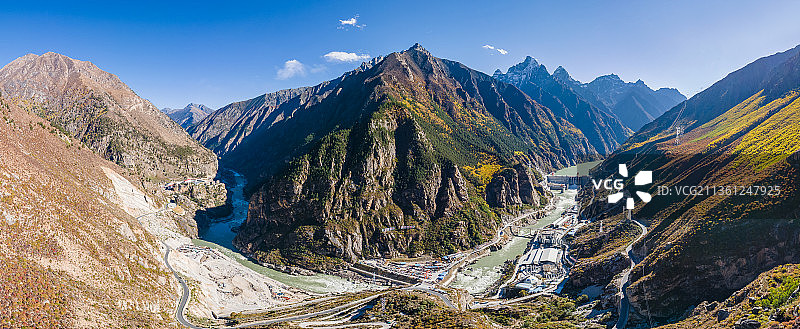西藏山南加查县雅鲁藏布江上的水电站图片素材