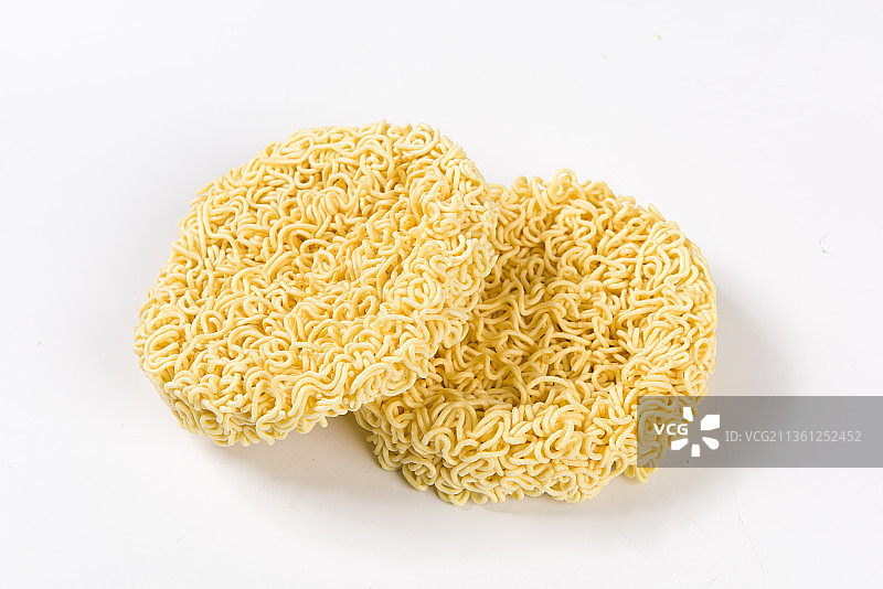 白色背景上的干方便面图片素材