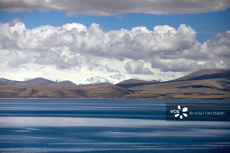 圣湖之湖玛旁雍措和神山那木纳尼图片素材