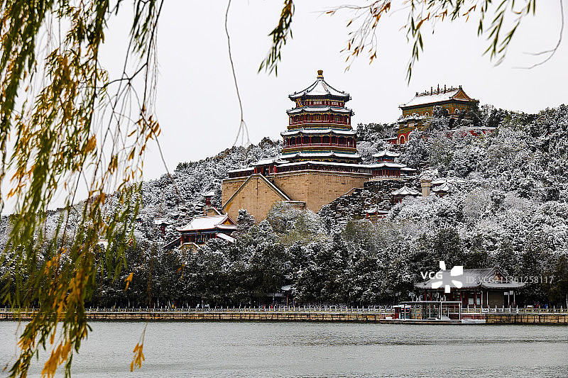 2021年11月7日，北京颐和园昆明湖佛香阁，今冬第一场雪。图片素材