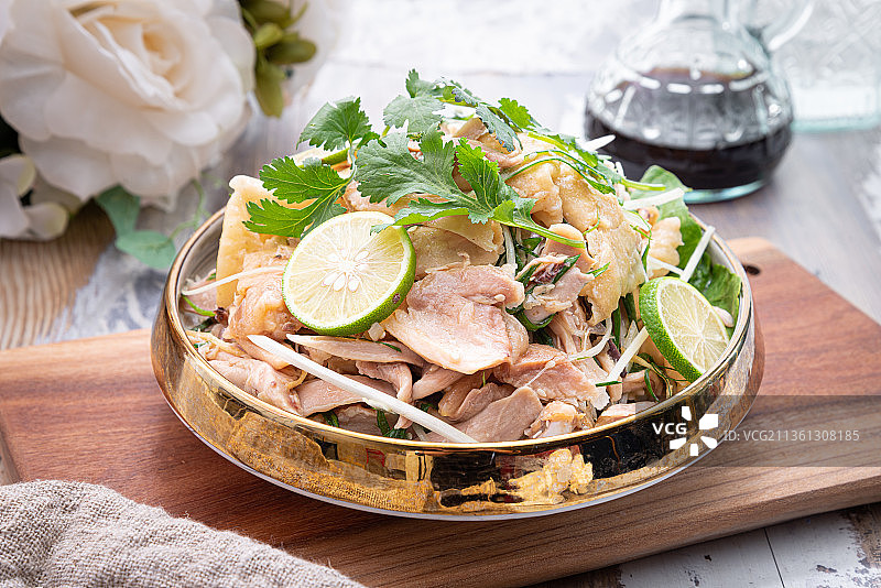 美味的泰式柠檬手撕鸡图片素材