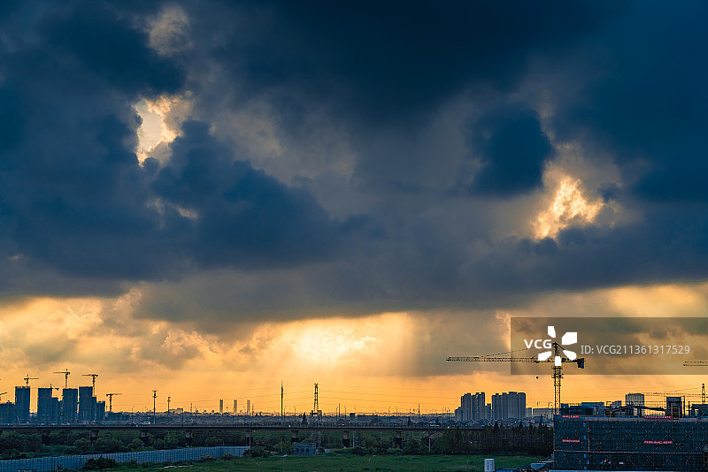 建筑丁达尔光乌云图片素材