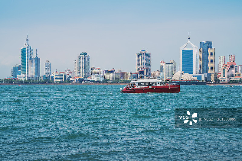 山东青岛滨海城市建筑天际线和海上旅游图片素材