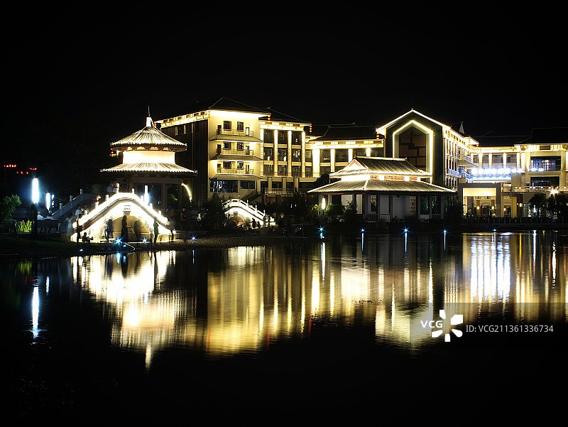 《流光溢彩的小镇夜景》图片素材